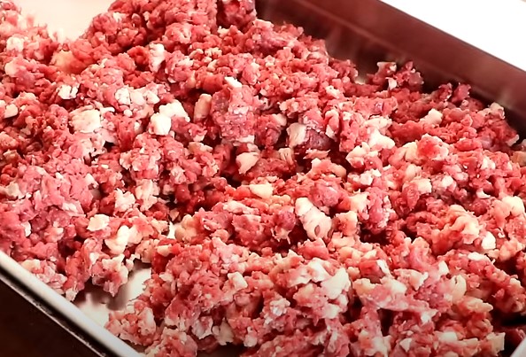 grinding meat droewors